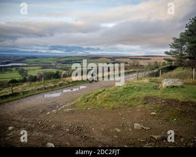 Rivington Pike und Winter Hill über Anglezarke Reservoir in der West pennines Stockfoto