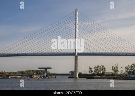 Deutschland - RÃ¼gen-Staudamm-Brücke in Stralsund Stockfoto