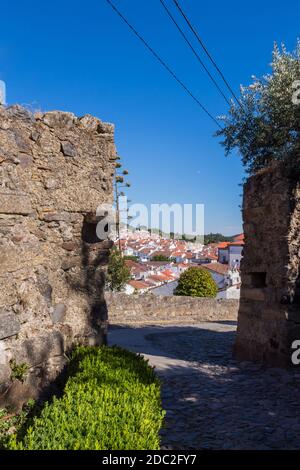 Castelo de Vide, mit Dächern und Landschaft. Kirche Santa Maria und Dom Pedro vom Burgturm aus gesehen. Castelo de Vide, Alentejo, Portugal Stockfoto