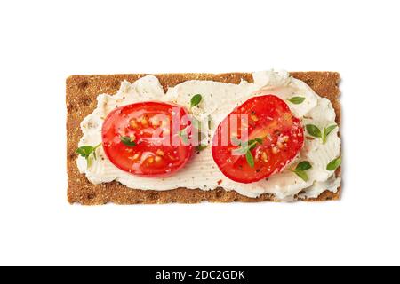 Knäckebrot mit Frischkäse und Tomatenscheiben auf Weiß Stockfoto