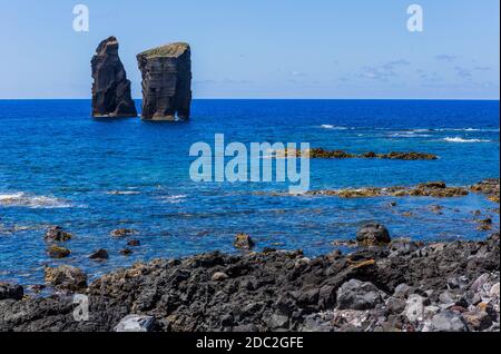 Küste von der Stadt Mosteiros auf der Insel Sao Miguel. Sao Miguel ist Teil des Azoren-Archipels im Atlantischen Ozean. Stockfoto