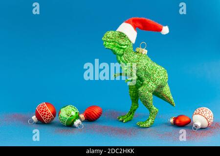 Kitschige T-Rex weihnachtsschmuck für die Feiertage, Weihnachtsmütze Stockfoto