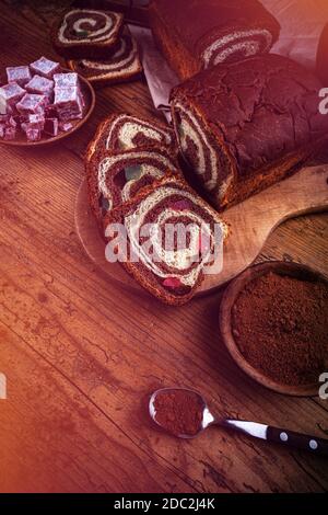 Scheiben von frisch gebackenem Sauerteig süßes Wirbel Brot mit Kakao Und Lokum Stockfoto