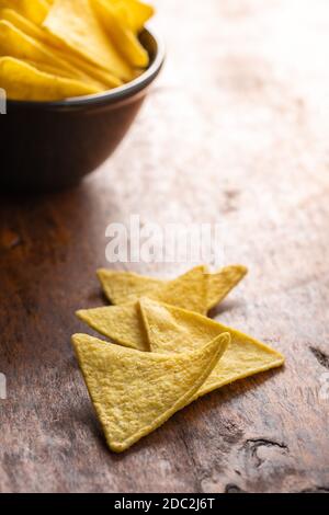 Gesalzene Tortilla Chips auf Holztisch. Stockfoto