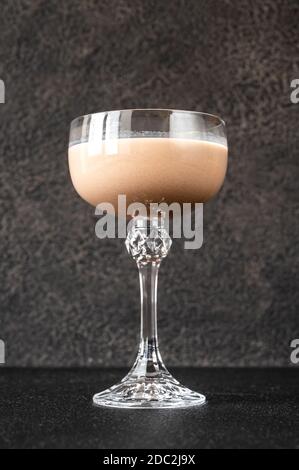 Alexander Cocktail aus Cognac, Creme und Creme de Cacao Stockfoto