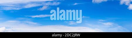 Fantastische weiche Wolken gegen blauen Himmel, Panorama weiße flauschige Wolken in den blauen Himmel Stockfoto