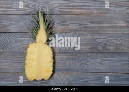 Flach von Ananas halbieren. Weiße Holztisch. Ansicht von oben, Overhead Stockfoto