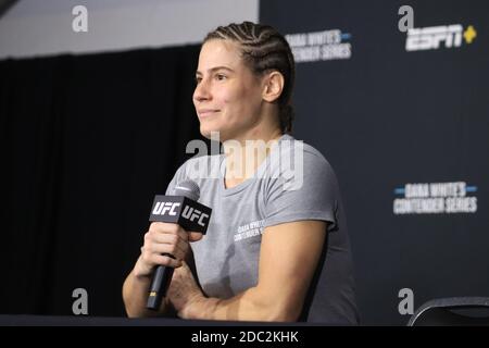 Las Vegas, Nevada, Las Vegas, NV, USA. November 2020. LAS VEGAS, NV - NOVEMBER 17: Victoria Leonardo interagiert mit Medien nach der Dana White's Contender Series: Saison 4, Woche 10 Veranstaltung bei UFC Apex am 17. November 2020 in Las Vegas, Nevada, USA. Quelle: Diego Ribas/PX Imagens/ZUMA Wire/Alamy Live News Stockfoto