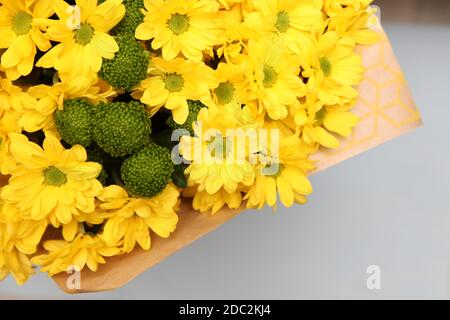 Bouquet von gelben Chrysanthemen in Bastelpapier Stockfoto