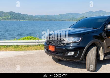 Bangkok, THAILAND - 24. Oktober 2020: Der schwarze Ford Everest Sport suv auf der thailändischen Straße, das in Thailand sehr beliebte Modell des Jahres 2020. Stockfoto