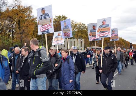 Berlin, Deutschland. November 2020. Am Mittwoch, den 18. November 2020, nehmen Menschen an einer Protestkundgebung vor dem Brandenburger Tor in Berlin gegen die Einschränkungen des Coronavirus in Deutschland Teil. Die Berliner Polizei hat Tausende von Verstärkungen aus anderen Teilen Deutschlands gefordert, um die geplanten Proteste von Menschen gegen die Einschränkungen des Coronavirus zu bewältigen. Kredit: Ales Zapotocky/CTK Foto/Alamy Live Nachrichten Stockfoto