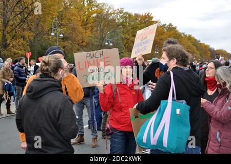 Berlin, Deutschland. November 2020. Am Mittwoch, den 18. November 2020, nehmen Menschen an einer Protestkundgebung vor dem Brandenburger Tor in Berlin gegen die Einschränkungen des Coronavirus in Deutschland Teil. Die Berliner Polizei hat Tausende von Verstärkungen aus anderen Teilen Deutschlands gefordert, um die geplanten Proteste von Menschen gegen die Einschränkungen des Coronavirus zu bewältigen. Kredit: Ales Zapotocky/CTK Foto/Alamy Live Nachrichten Stockfoto