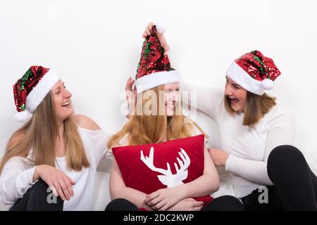 Junge Frauen freuen sich auf das Weihnachtsfest Stockfoto