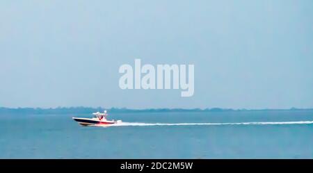 Das Boot lief schnell kurz vor dem Herbst, East Hampton, NY Stockfoto