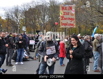 Berlin, Deutschland. November 2020. Am Mittwoch, den 18. November 2020, nehmen Menschen an einer Protestkundgebung vor dem Brandenburger Tor in Berlin gegen die Einschränkungen des Coronavirus in Deutschland Teil. Die Berliner Polizei hat Tausende von Verstärkungen aus anderen Teilen Deutschlands gefordert, um die geplanten Proteste von Menschen gegen die Einschränkungen des Coronavirus zu bewältigen. Kredit: Ales Zapotocky/CTK Foto/Alamy Live Nachrichten Stockfoto