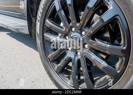 Bangkok, THAILAND - 24. Oktober 2020: Der schwarze Ford Everest Sport suv auf der thailändischen Straße, das in Thailand sehr beliebte Modell des Jahres 2020. Stockfoto