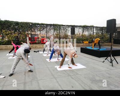 Yoga üben, Kinderpose im Hotel am frühen Morgen. Stockfoto