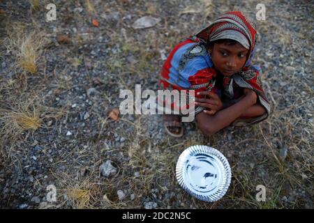 Kathmandu, Nepal. November 2020. Ein Kind, das sich um ihre kranke Mutter und ihre jüngeren Geschwister kümmert und aus der 3. Klasse ausfällt, um sich um ihre Familie zu kümmern, Wartet auf eine kostenlose warme Mahlzeit, die von der 100er-Gruppe verteilt wird, nachdem der Ort für die Verteilung von freiem Essen am Mittwoch, 18. November 2020 von Khula Manch nach Thapathali in Kathmandu, Nepal verlegt wurde. In der Folge kündigte die Metropolstadt Kathmandu an, die Verteilung von freien Lebensmitteln im Freien einzustellen, wo täglich mehr als 600 Menschen gegen gesundheitliche Bedenken gefüttert wurden. Kredit: ZUMA Press, Inc./Alamy Live Nachrichten Stockfoto