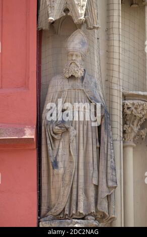 Statue der Heiligen auf dem Portal der Marienkapelle in Würzburg, Bayern, Deutschland Stockfoto