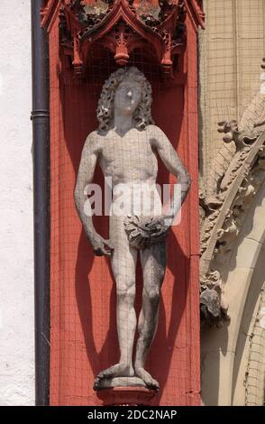 Statue von Adam auf dem Portal der Marienkapelle in Würzburg, Bayern, Deutschland Stockfoto
