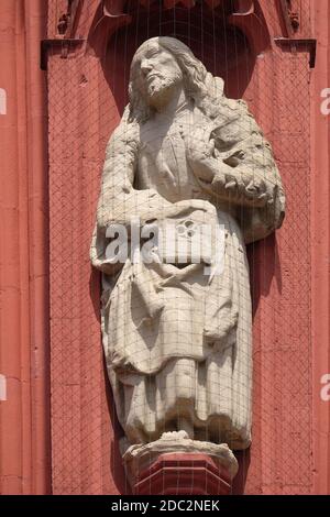 Saint James die weniger Statue auf dem Portal der Marienkapelle in Würzburg, Bayern, Deutschland Stockfoto