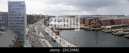 In Großbritannien - Royal Albert Docks Liverpool, Großbritannien, gefangen von einem angrenzenden Gebäude, im Juni 2011 Stockfoto