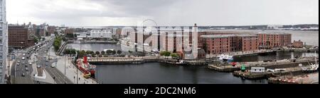 In Großbritannien - Royal Albert Docks Liverpool, Großbritannien, gefangen von einem angrenzenden Gebäude, im Juni 2011 Stockfoto