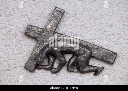 Der Kreuzweg von Maria Munz-Natterer in der Erscheinung des Herrn Blumenau Kirche in München, Deutschland Stockfoto