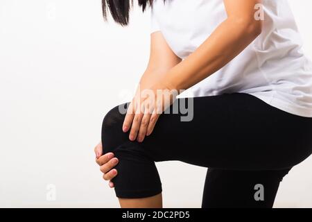 Nahaufnahme junge Frau Schmerzen, Schmerzen Knie leiden und sie verwendet Handgelenk halten Knie Agonie, Studio Schuss isoliert auf weißem Hintergrund Rheuma Gesundheit Stockfoto
