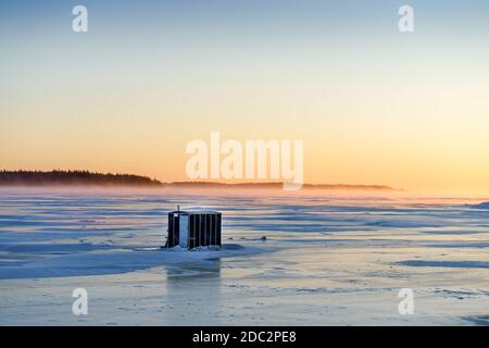 Eisangeln an den gefrorenen Küsten von Prince Edward Island, Kanada. Stockfoto