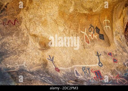 Felszeichnungen entlang des Barker Dam Trail im Joshua Tree National Park. Stockfoto