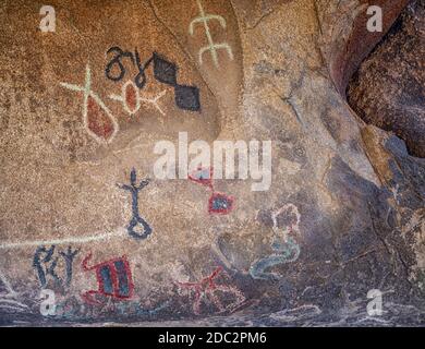 Felszeichnungen entlang des Barker Dam Trail im Joshua Tree National Park. Stockfoto