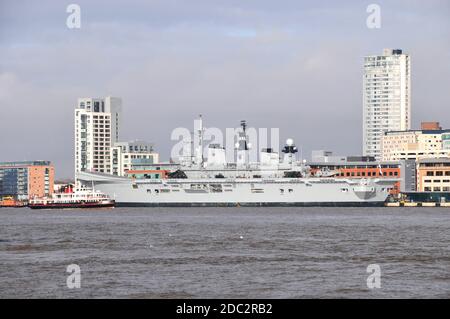 In ganz Großbritannien - HMS illustrous bei einem Besuch in Liverpool, im Februar 2013 Stockfoto