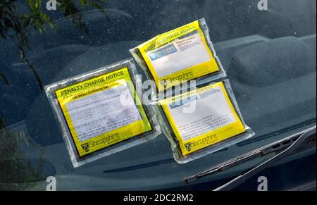 Feste Strafgebühr Hinweis auf Auto Windschutzscheibe in der Marktstadt Shrewsbury, Shropshire, England. Stockfoto