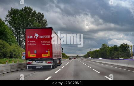 Die Fahrer sehen das Fahren in der mittleren Spur einer Autobahn mit einer fünfzig Meilen pro Stunde Geschwindigkeitsbegrenzung aufgrund von Straßenarbeiten, England. Stockfoto