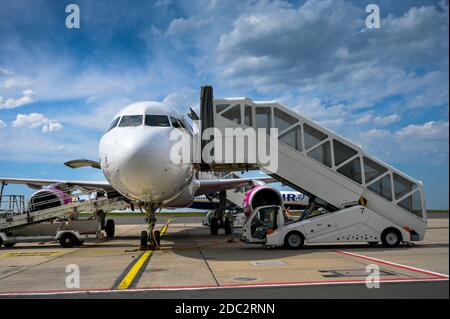 Wizz Air-Flugzeug wird nach der Landung auf einem europäischen Flughafen bedient. Stockfoto