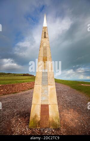 Der Obelisk der Jurassic Coast Geoneedle in Orcombe Point, Devon, England Stockfoto