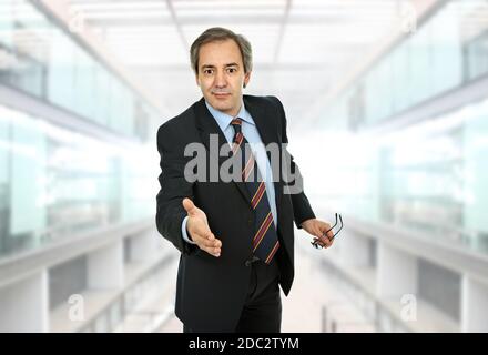 reifer Mann in Anzug mit an die Hand zu schütteln Stockfoto