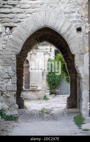 Alte Gebäude und enge Gassen in der mittelalterlichen Stadt Villeneuve les Avignon im Sommer, Tourismus in Frankreich Stockfoto