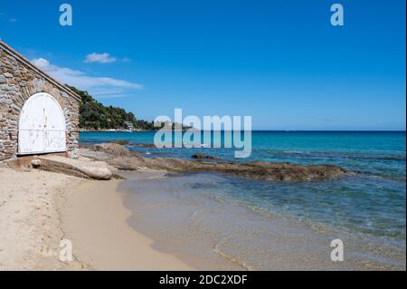 Sommerurlaub an der französischen Riviera, kristallklares azurblaues Wasser des Mittelmeers, weißer Sandstrand in Saint Clair in der Nähe von Le Lavandou, Var, beweisen Stockfoto