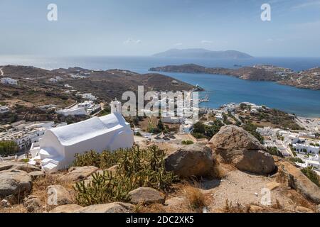 Chora, iOS Insel, Griechenland- 20. September 2020: Blick auf die weißen Gebäude von Chora, Altstadt, Hafen und kleine Kirche auf der linken Seite. Stockfoto