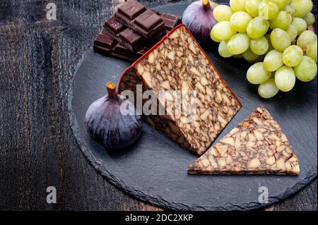 Käsekollektion, irischer brauner gewachster marbelierter Cheddar-Käse mit Guinness dunklem Stout-Bier aus nächster Nähe Stockfoto