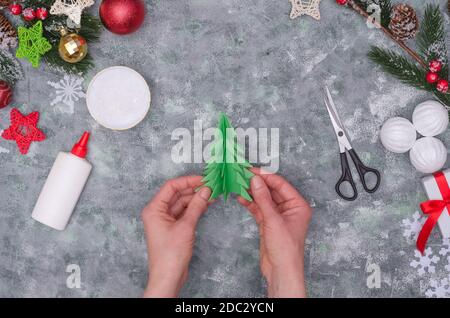 Weihnachtshandwerk - Weihnachtsbaum aus farbigem Papier, Schritt für Schritt Anleitung. Schritt 30- Holen Sie sich den Weihnachtsbaum Stockfoto