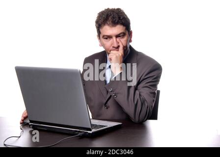 junger Mann mit seinem persönlichen Computer arbeiten Stockfoto