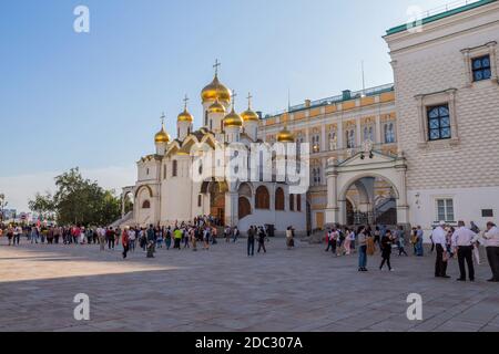 Moskau, Russland: 31. AUGUST 2019: Menschen, die in der Kathedrale von der Moskauer Kreml. Russland Stockfoto