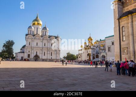 Moskau, Russland: 31. AUGUST 2019: Menschen, die in der Kathedrale von der Moskauer Kreml. Russland Stockfoto