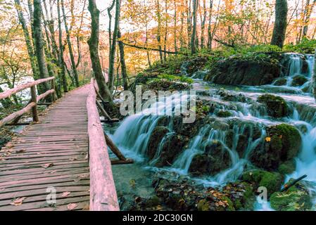 Schöner kleiner Wasserfall, Nationalpark Plitvicer Seen in Kroatien. Stockfoto