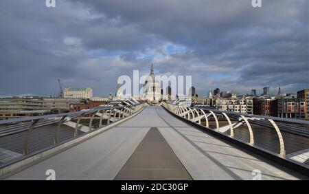 Eine leere Millennium Bridge in London, mit der St. Paul's Cathedral im Hintergrund. Sie ist normalerweise eine der belebtesten Brücken der Hauptstadt und wird während der zweiten nationalen Sperre in England unheimlich verlassen. London, Großbritannien 18. November 2020. Stockfoto