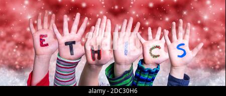 Kinder Hände Gebäude Bunte Englisch Wort Ethik. Red Snowy Weihnachten Winter Hintergrund Mit Schneeflocken Und Funkelnden Lichtern Stockfoto
