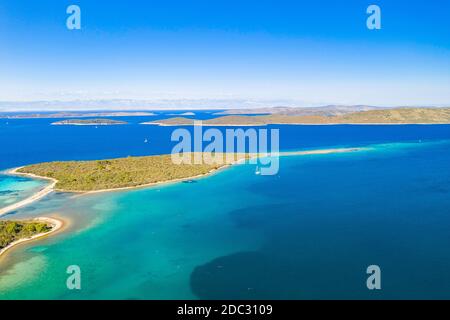 Adriaküste und Insel Dugi Otok in Kroatien, Luftaufnahme von Drohne Stockfoto